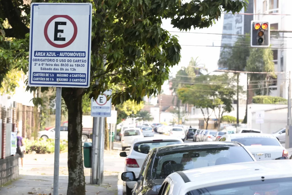 Em entrevista concedida ao Notícias Joinville, o vereador Cleiton Profeta fez críticas à condução de temas centrais da política municipal, como o estacionamento rotativo pago, a situação do transporte coletivo e o processo interno no Partido Liberal que pode resultar em sua expulsão da sigla. Ao longo da conversa, o parlamentar também abordou bastidores da Câmara de Vereadores e o custo político de manter uma postura crítica ao Executivo.