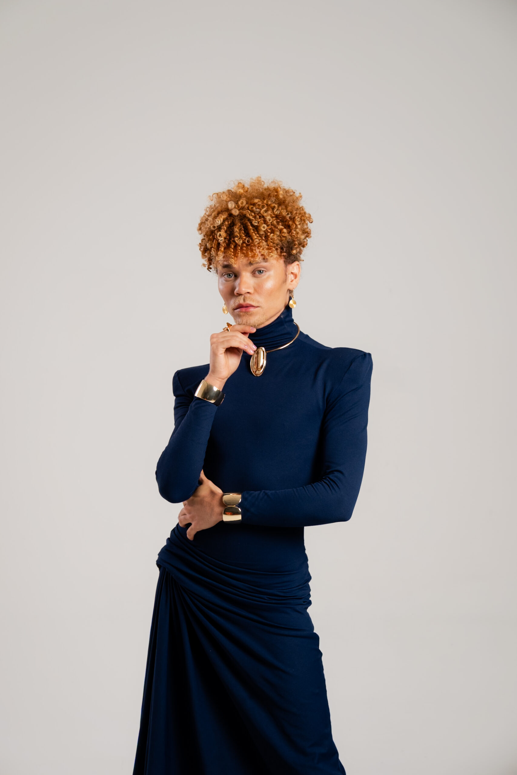 Jesus Lumma é cantora, compositora e comunicadora, com uma trajetória marcada pela expressão através da palavra, seja na música, na fala ou na escrita.