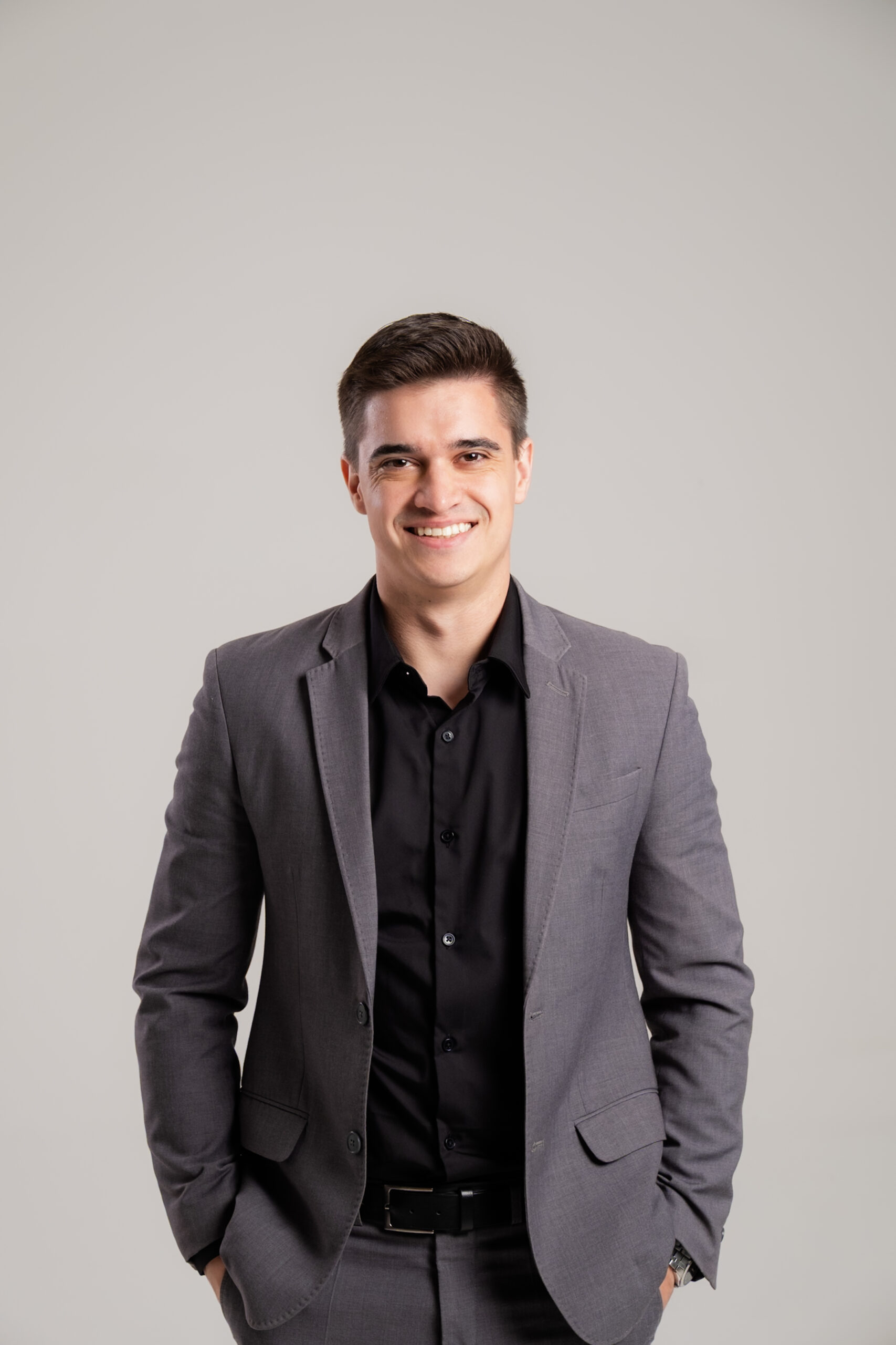 Leonardo Schultz é assessor parlamentar e empreendedor, nascido e criado em Joinville.