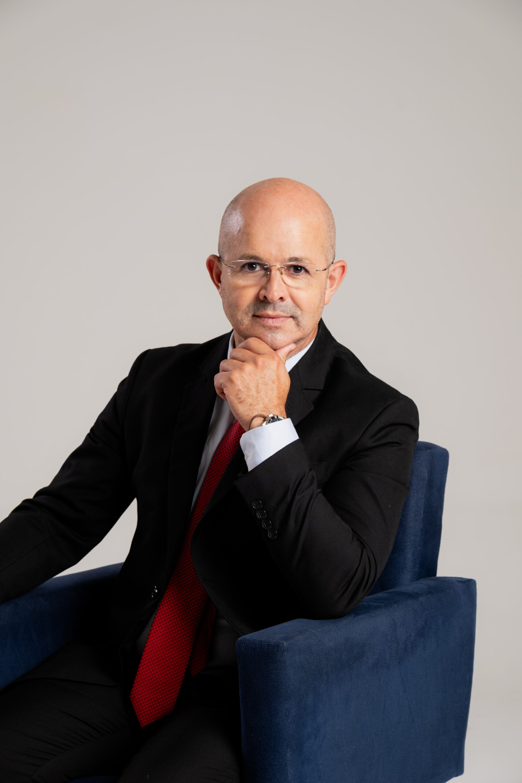 Ivan se define como social democrata, com uma visão de centro esquerda, defendendo que é possível conciliar desenvolvimento social com crescimento econômico.