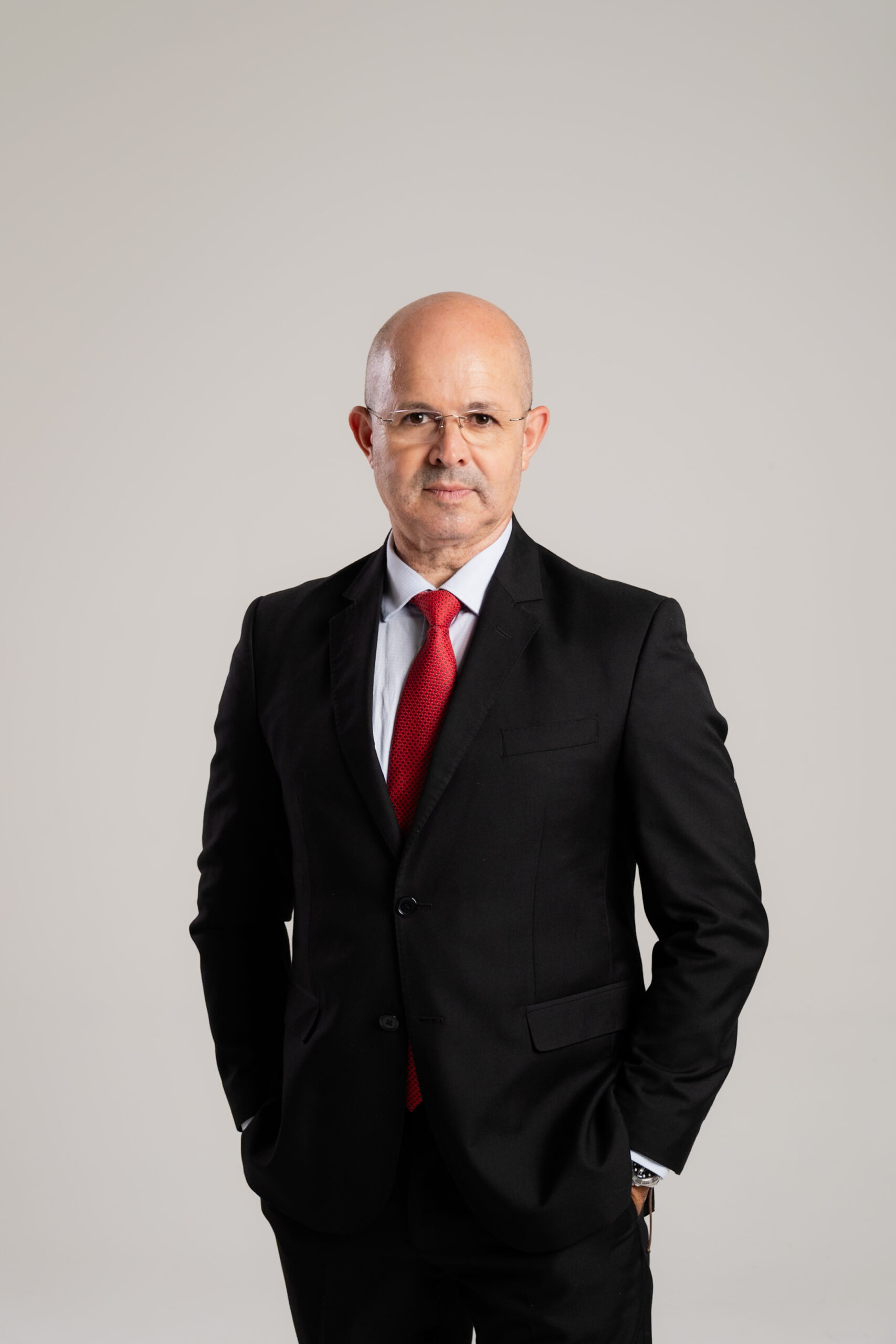 Ivan se define como social democrata, com uma visão de centro esquerda, defendendo que é possível conciliar desenvolvimento social com crescimento econômico.