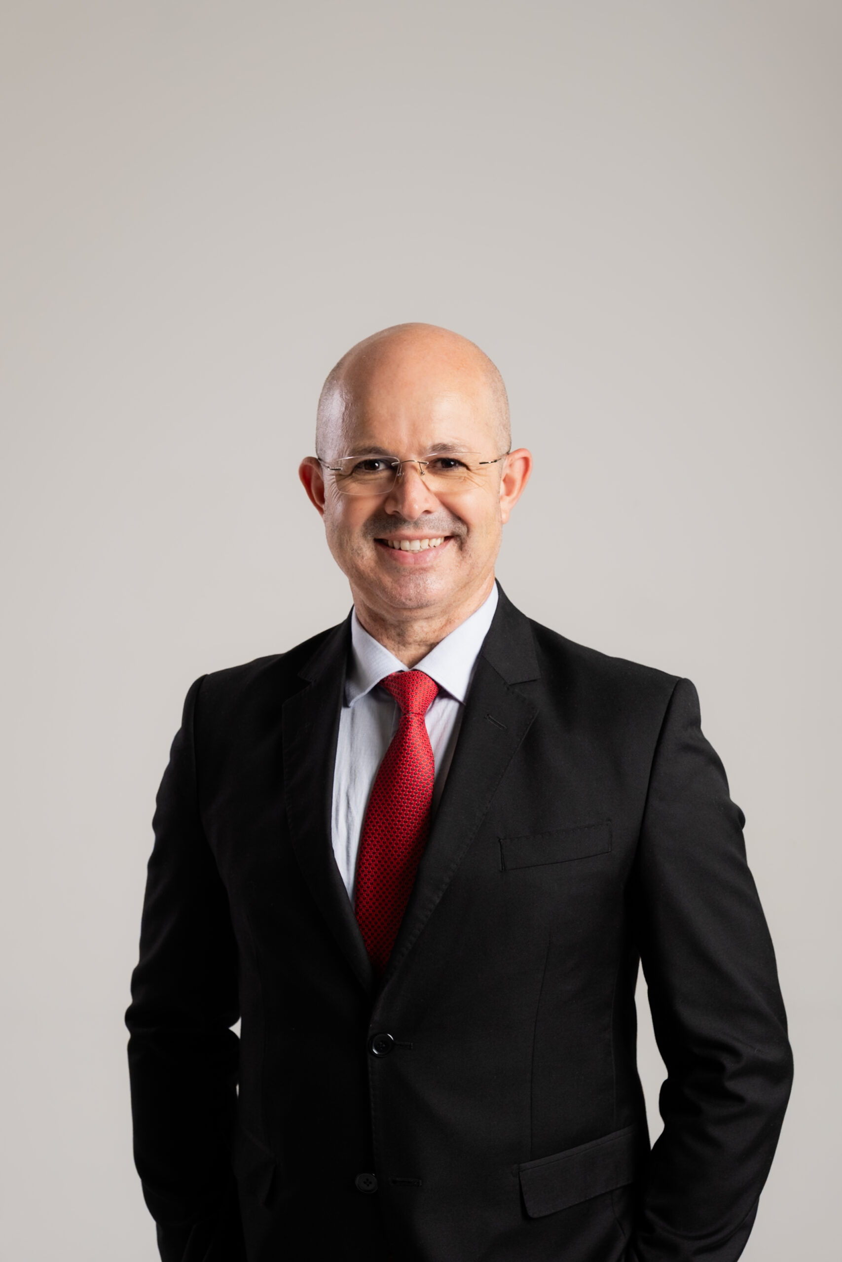 Ivan se define como social democrata, com uma visão de centro esquerda, defendendo que é possível conciliar desenvolvimento social com crescimento econômico.