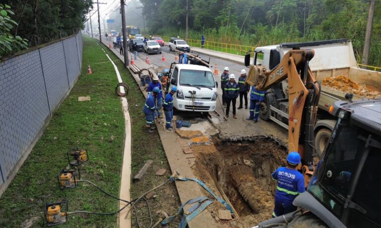 Águas de Joinville segue trabalhando em reparo de adutora na rua Dona Francisca
