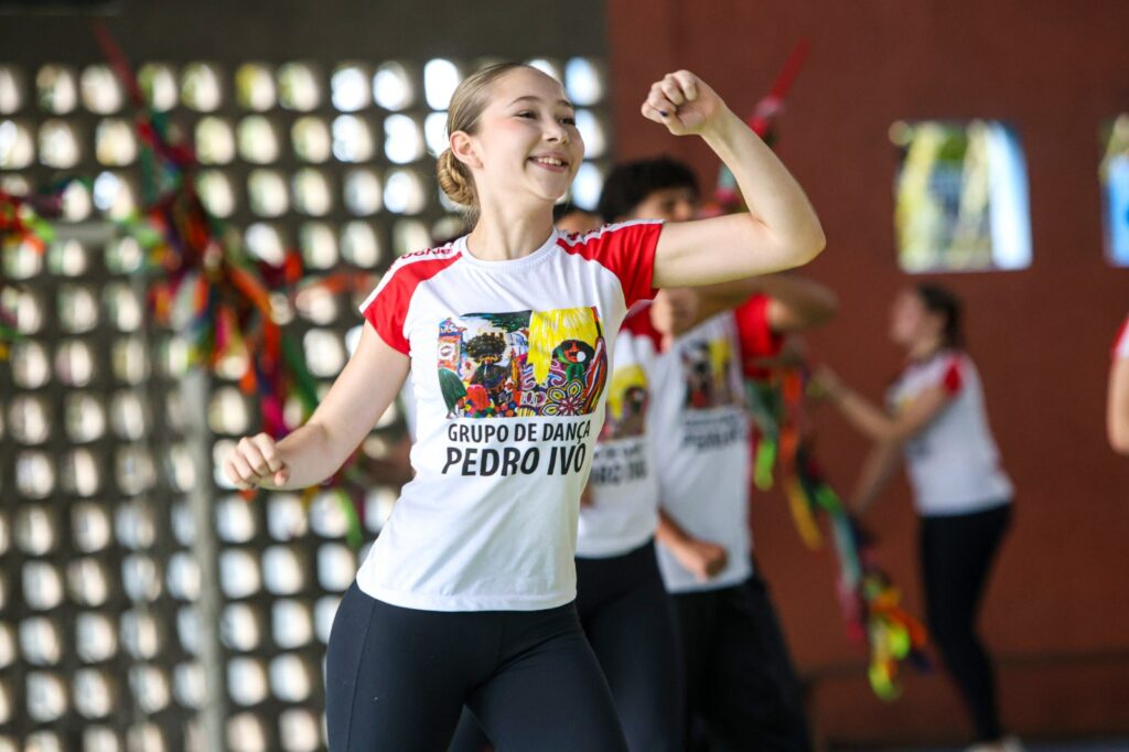 Imagens do ensaio do grupo de dança da Escola Municipal Governador Pedro Ivo Campos