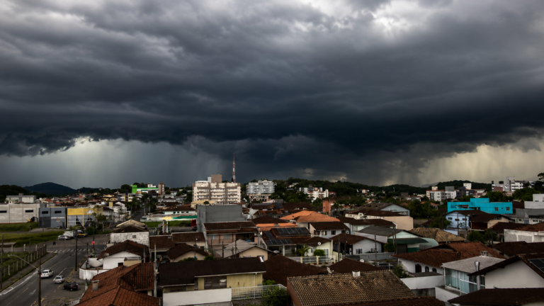 Joinville pode ter chuva intensa, ventos fortes e alagamentos entre sexta e sábado