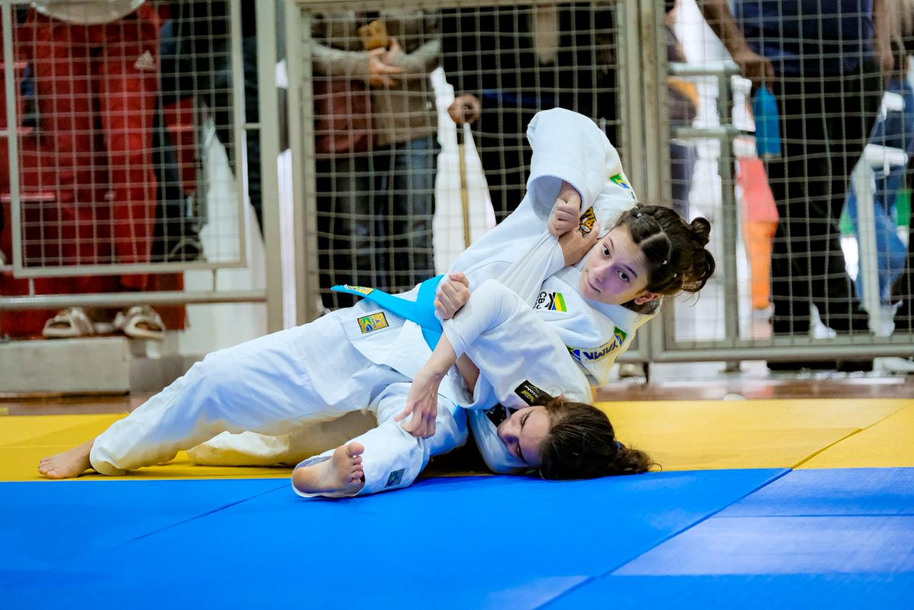 Atleta de 12 anos conquistou etapas do JEVILLE, JESC e Regional e agora disputará a competição nacional em Brasília
