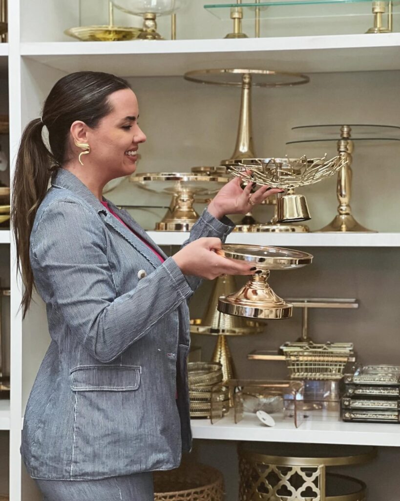 Organização de boleiras e bandejas nas prateleiras do showroom