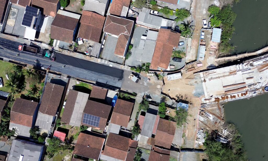 Equipes aplicam asfalto em trecho da rua Anêmonas, no bairro Fátima, em Joinville