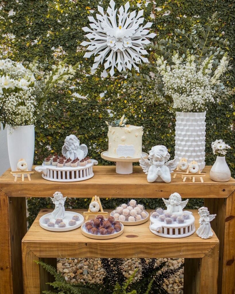 Mesa de doces montada com bandejas, boleiras e suportes brancos do acervo