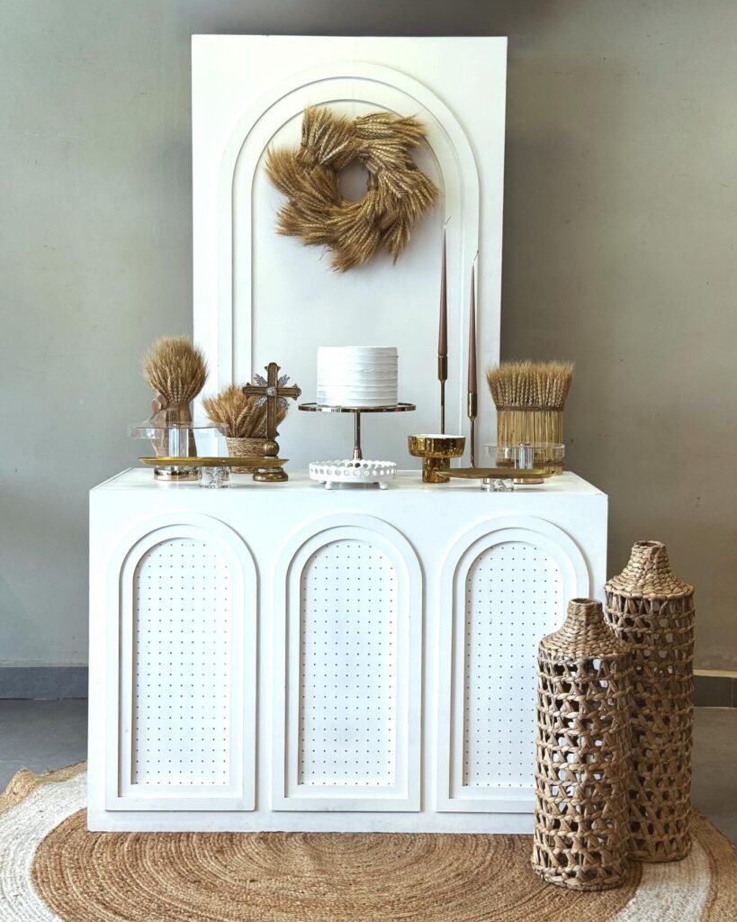 Composição em branco e dourado montada sobre aparador no showroom