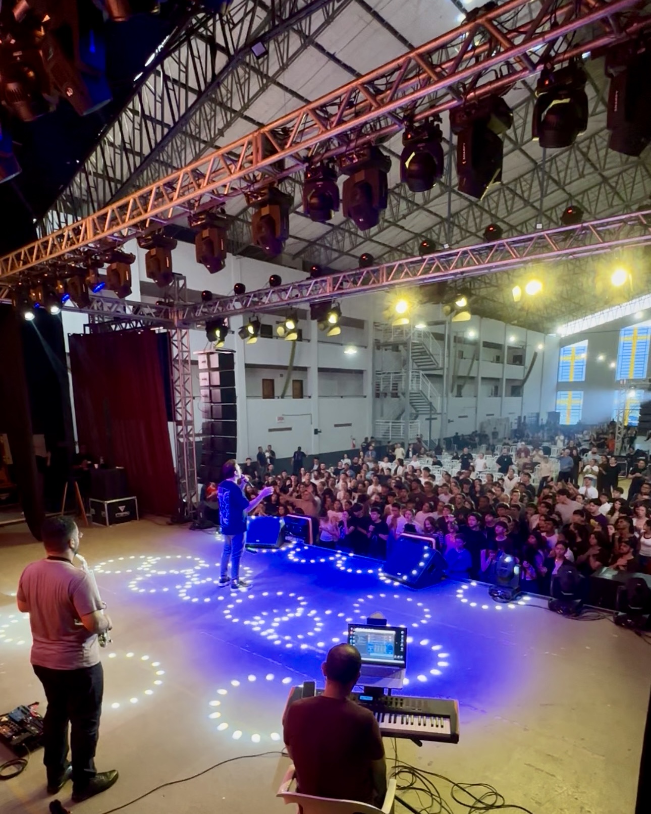 Vista do público e do palco da Conferência AWAKEN 2026