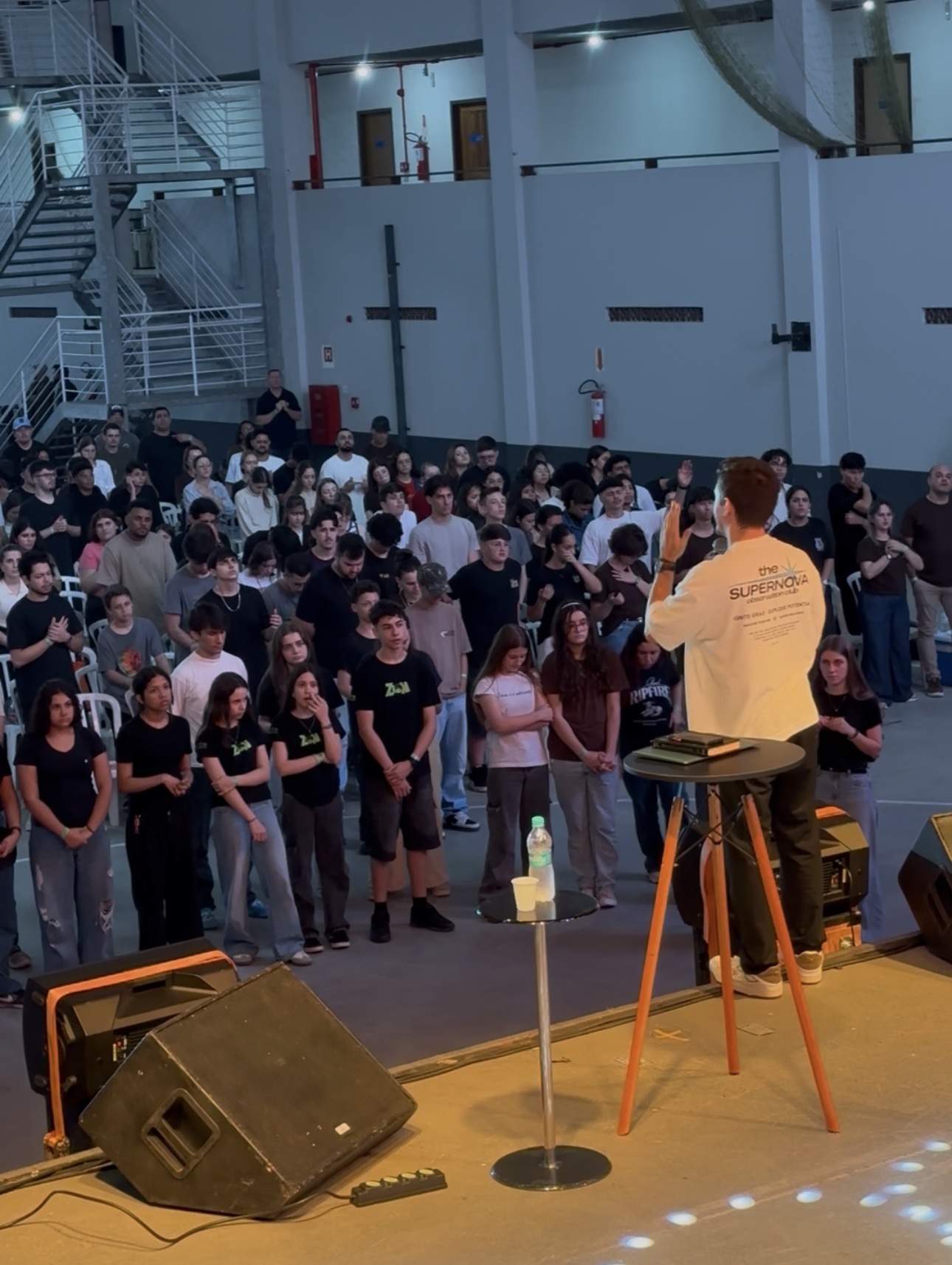Participantes acompanham a programação da AWAKEN no Recanto da Paz