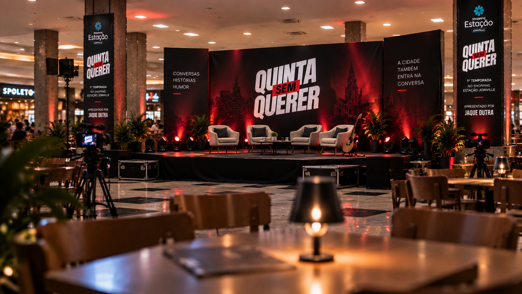 Praça de alimentação com o palco do programa ao fundo