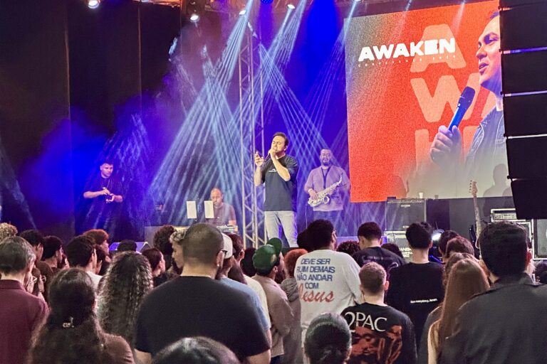 Palco da Conferência AWAKEN 2026 no Recanto da Paz, em Joinville