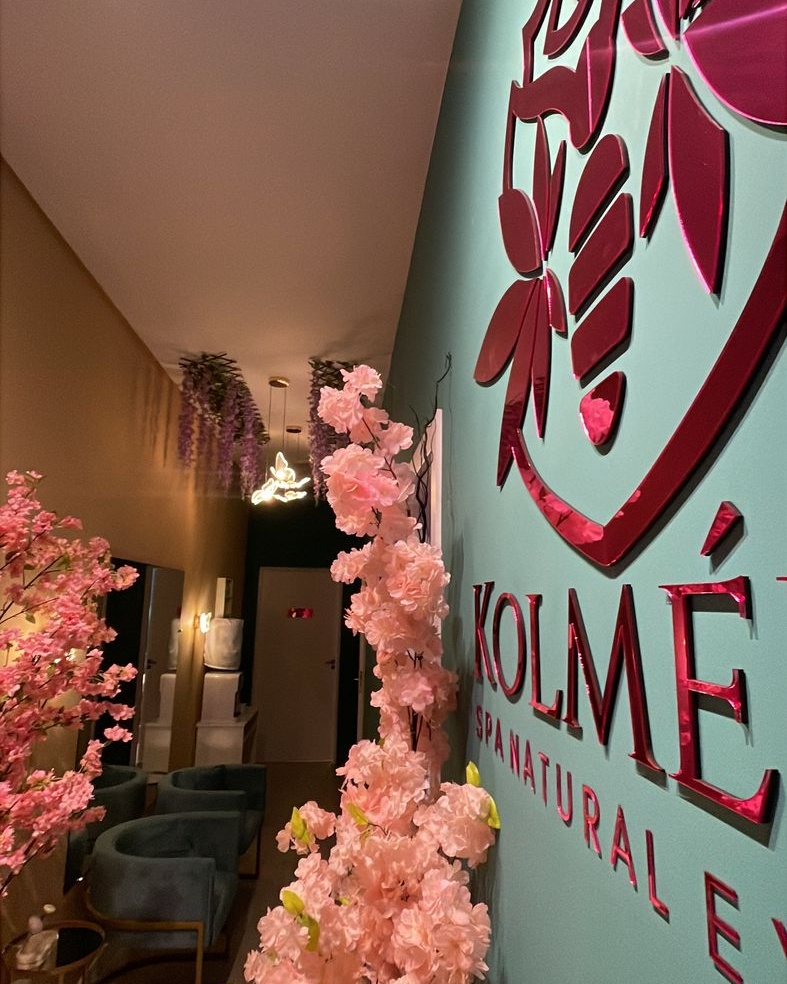 Corredor da Kolmeeia decorado com flores, dando acesso as salas de atendimento