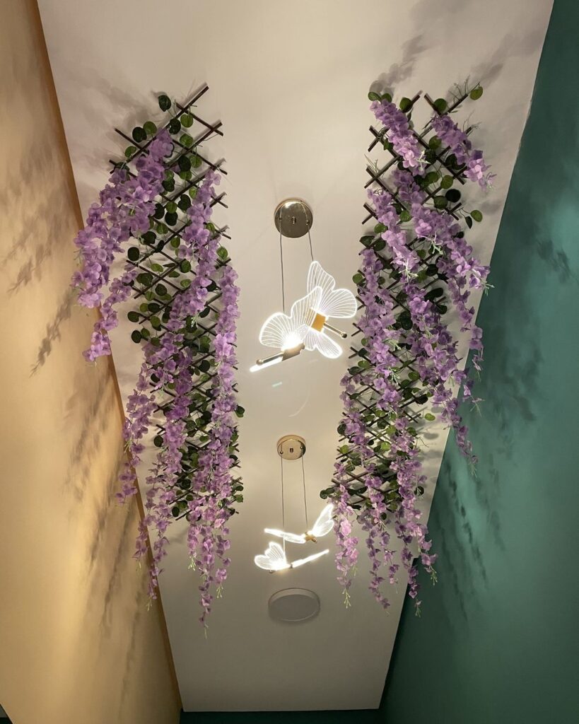 Teto decorado com flores suspensas em um dos ambientes da Kolmeeia