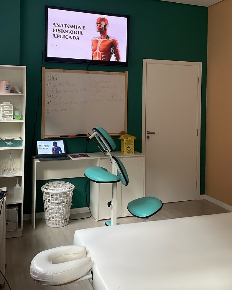Sala de podologia da Kolmeeia com poltrona verde e equipamento de atendimento