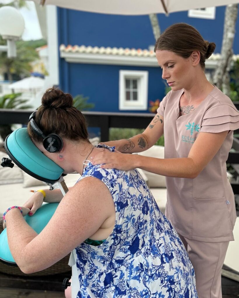 Profissional aplicando massagem em cadeira de atendimento rapido
