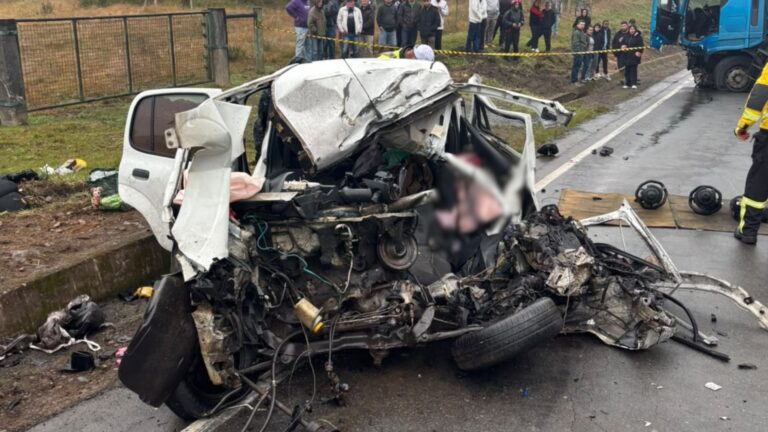 Acidente entre Fiat Mobi e Jeep Compass na SC-418, na Serra Dona Francisca, deixou três pessoas da mesma família mortas.