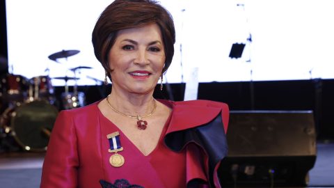 Médica que colocou Joinville no mapa da oftalmologia mundial recebe maior honraria da cidade