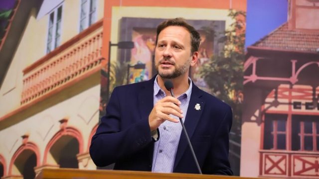 Aumento salarial do alto escalão coloca gestão Adriano Silva sob questionamento em Joinville