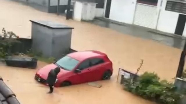 Joinville amanhece alagada após 100 mm de chuva em 24 horas