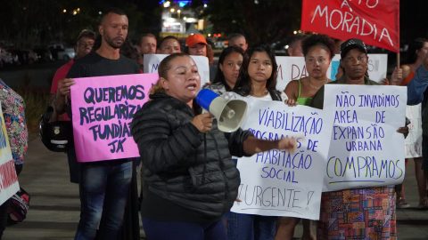 Protesto por moradia pressiona autoridades durante transmissão de cargo na Expoville em Joinville