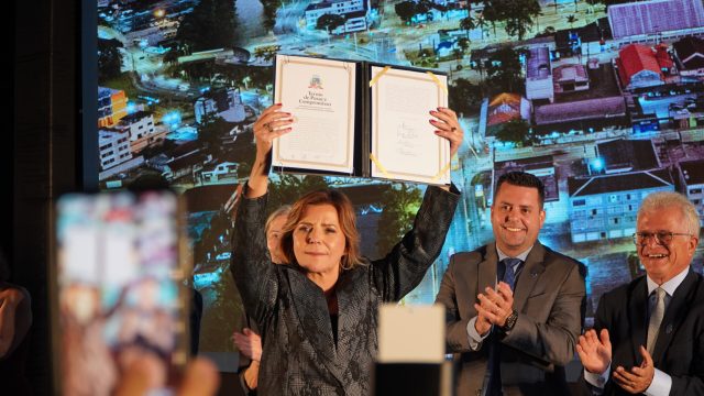 Rejane Gambin faz história e assume como primeira prefeita de Joinville