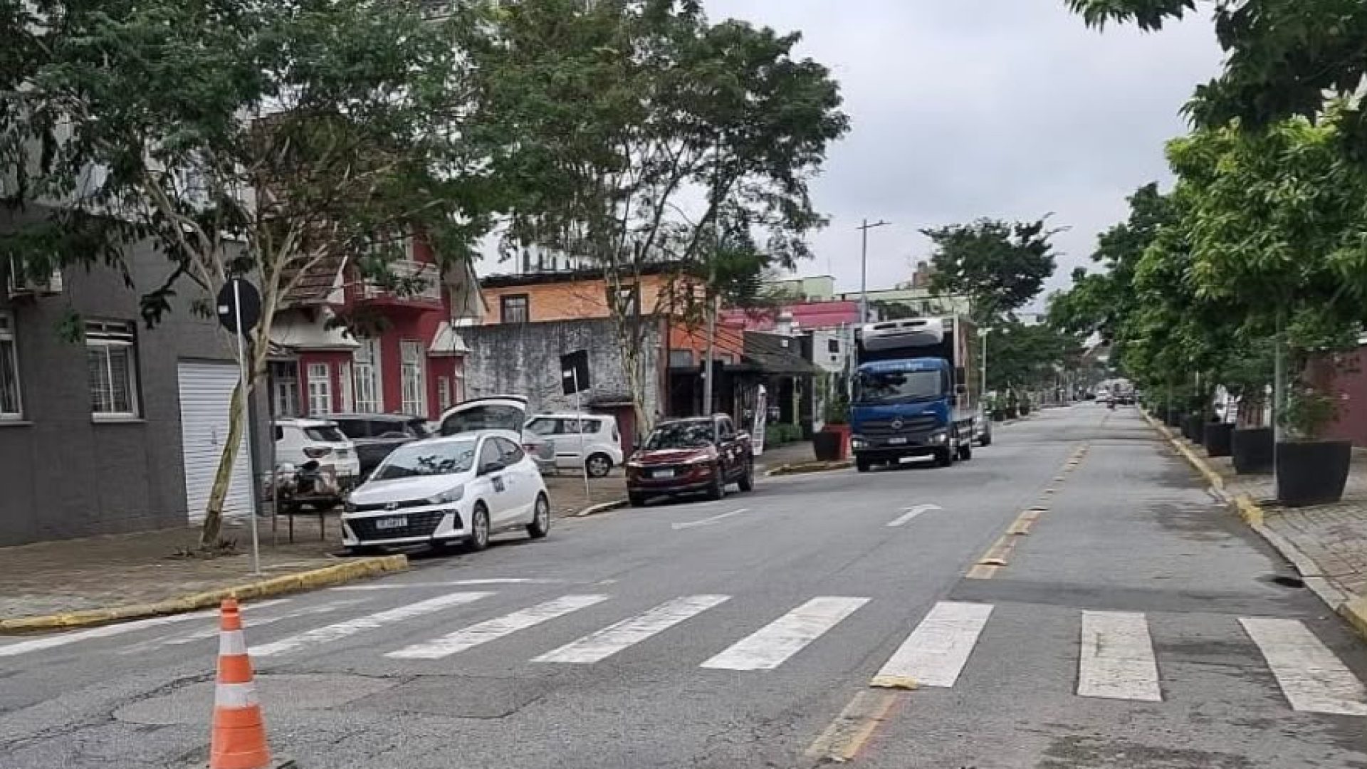 Trecho da rua Visconde de Taunay, no bairro Atiradores, em Joinville