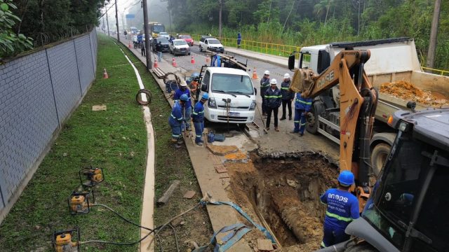 Águas de Joinville segue trabalhando em reparo de adutora na rua Dona Francisca