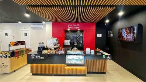 Santander inaugura agência com cafeteria e coworking aberto ao público em Joinville