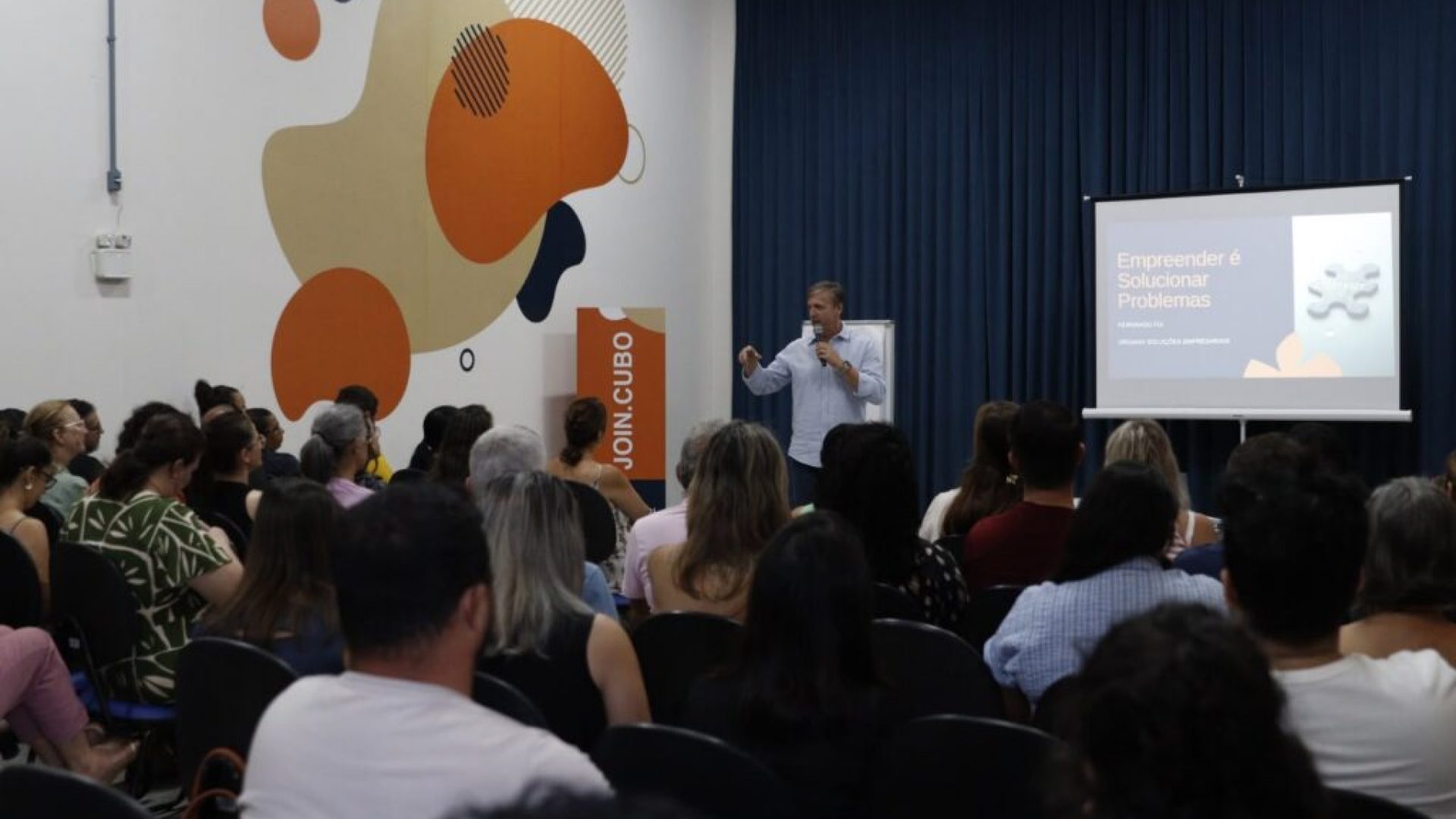 Palestrante fala a empreendedores durante atividade do Join.Cubo.