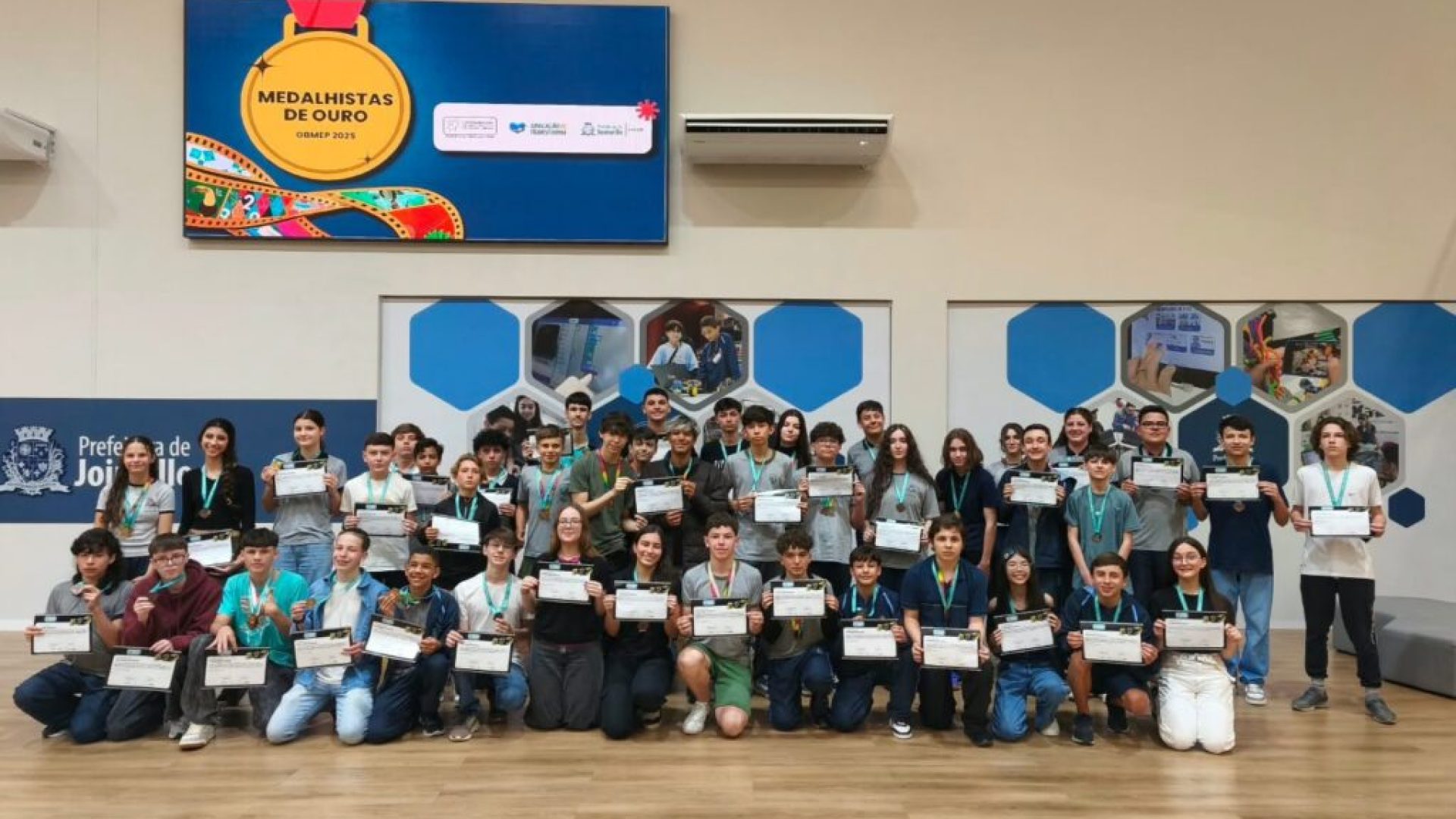 Estudantes da rede municipal de Joinville exibem medalhas e certificados da OBMEP.