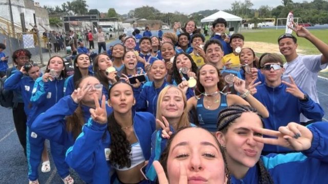 Atletas de Joinville com medalhas comemoram a conquista da Olesc.