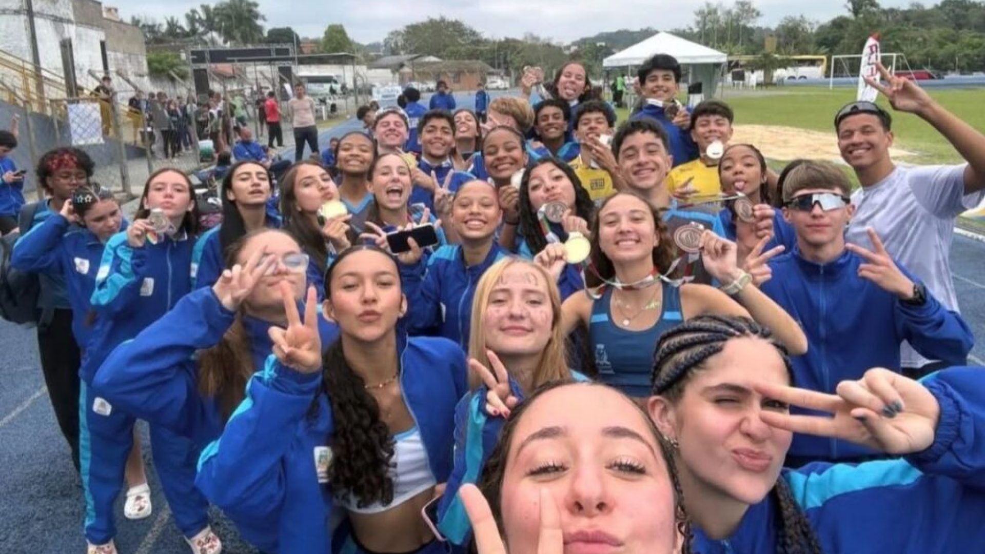 Atletas de Joinville com medalhas comemoram a conquista da Olesc.