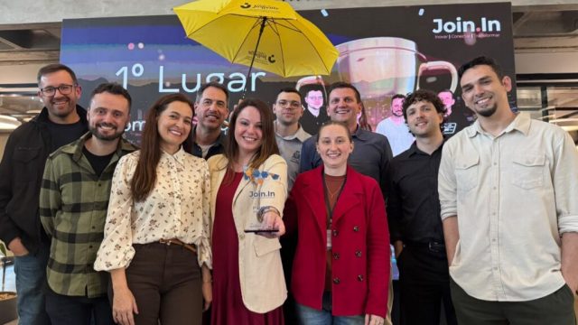 Servidores de Joinville posam com troféu após jornada de inovação.