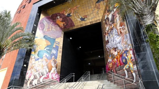Maior obra de Juarez Machado dá boas-vindas ao público no Centreventos Cau Hansen em Joinville