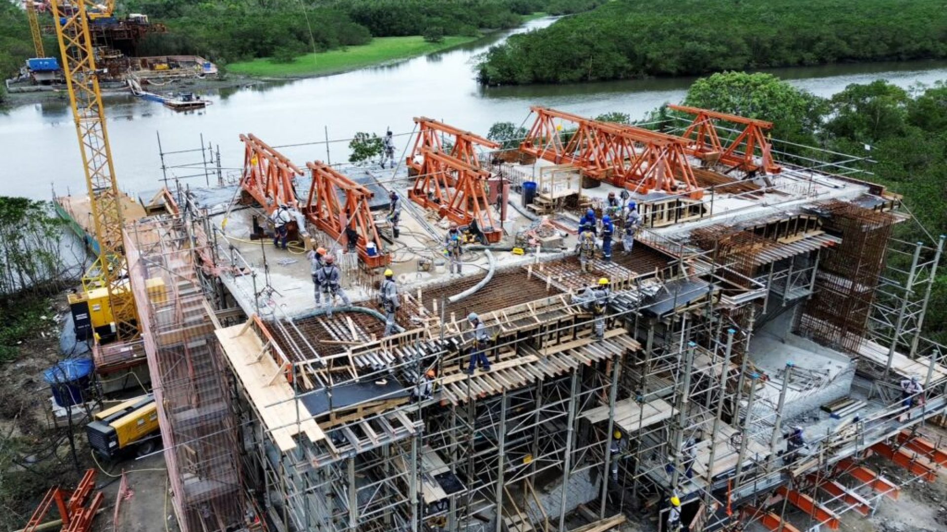 Com 160 metros, principal vão da Ponte Joinville começa a ser construído com o método de balanço sucessivo