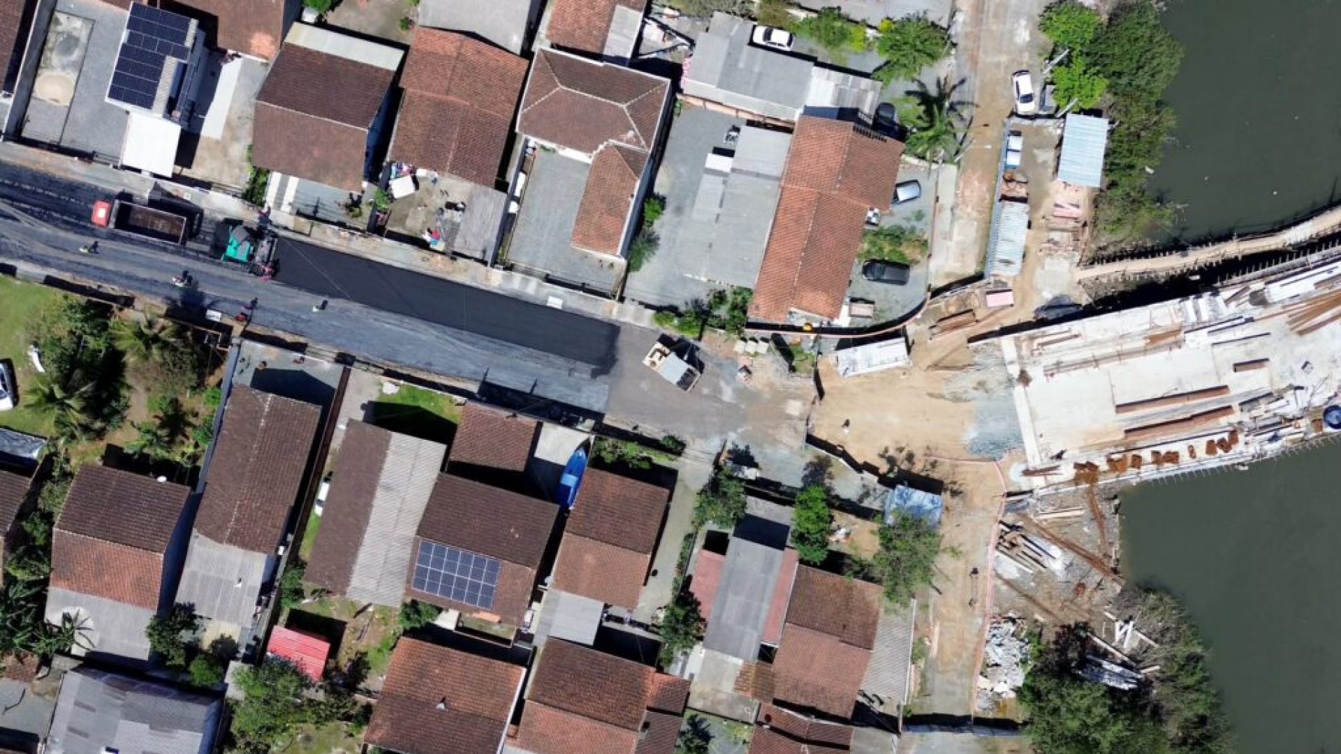 Equipes aplicam asfalto em trecho da rua Anêmonas, no bairro Fátima, em Joinville